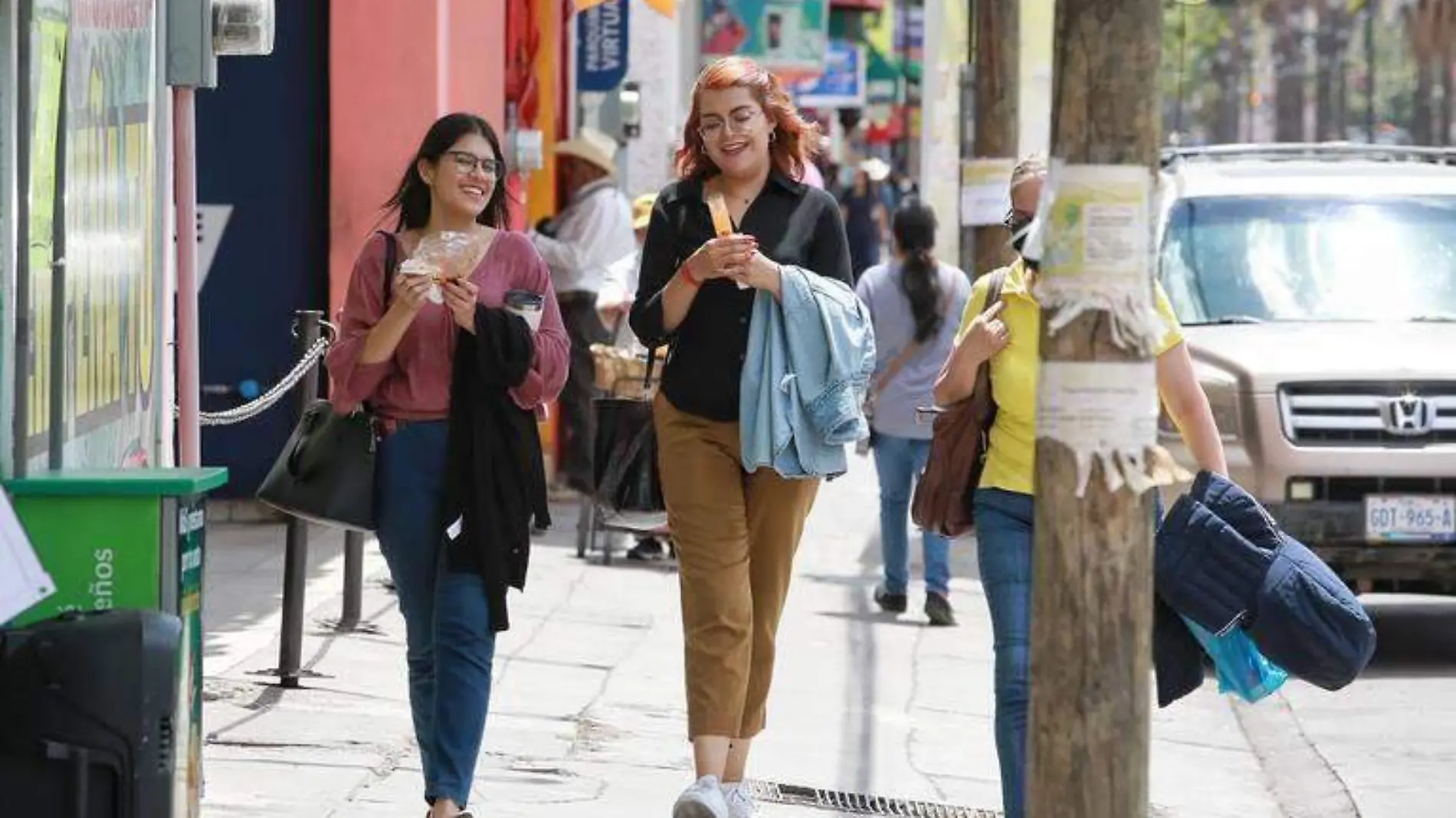 Mujeres caminan en la ciudad de Durango